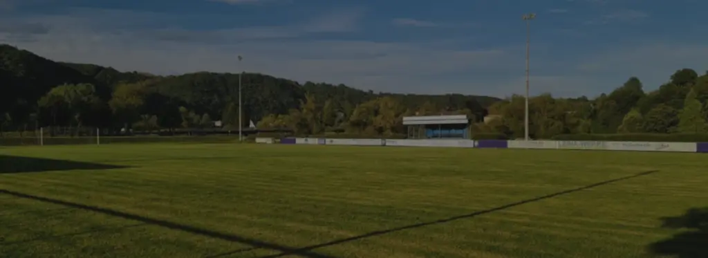 Fußballplatz des FK Etzbach mit Tribüne – Stadionordnung des Vereins