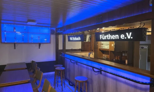 Modernisiertes Vereinsheim des FK Etzbach mit neu gestaltetem Thekenbereich im Innenraum